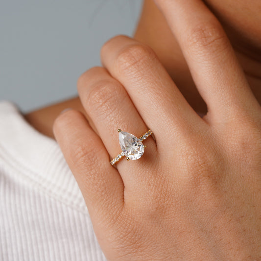 Oval Solitaire Engagement Ring – 2 CT Lab Grown Diamond