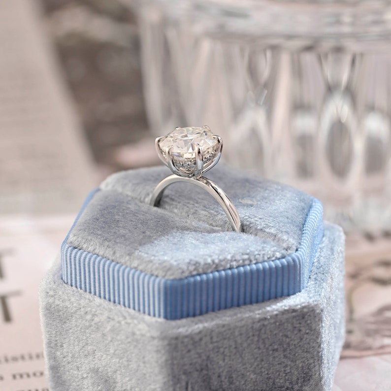 Stunning 3.0 CT Round Moissanite Engagement Ring with Hidden Halo Design