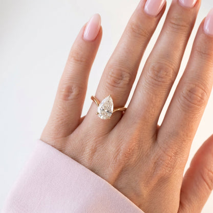 Oval Solitaire Engagement Ring – 2 CT Lab Grown Diamond
