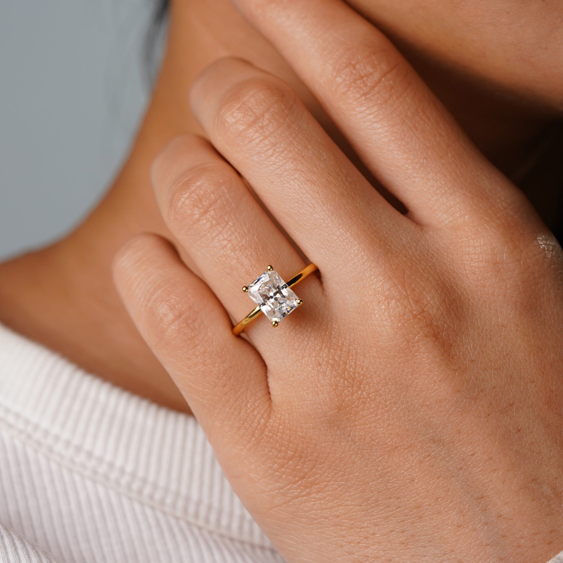 Oval Solitaire Engagement Ring – 2 CT Lab Grown Diamond