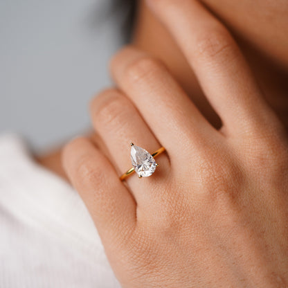 Oval Solitaire Engagement Ring – 2 CT Lab Grown Diamond