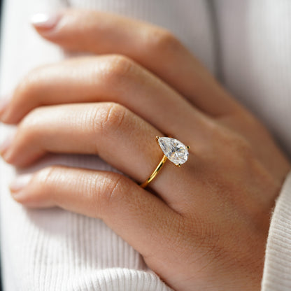 Oval Solitaire Engagement Ring – 2 CT Lab Grown Diamond