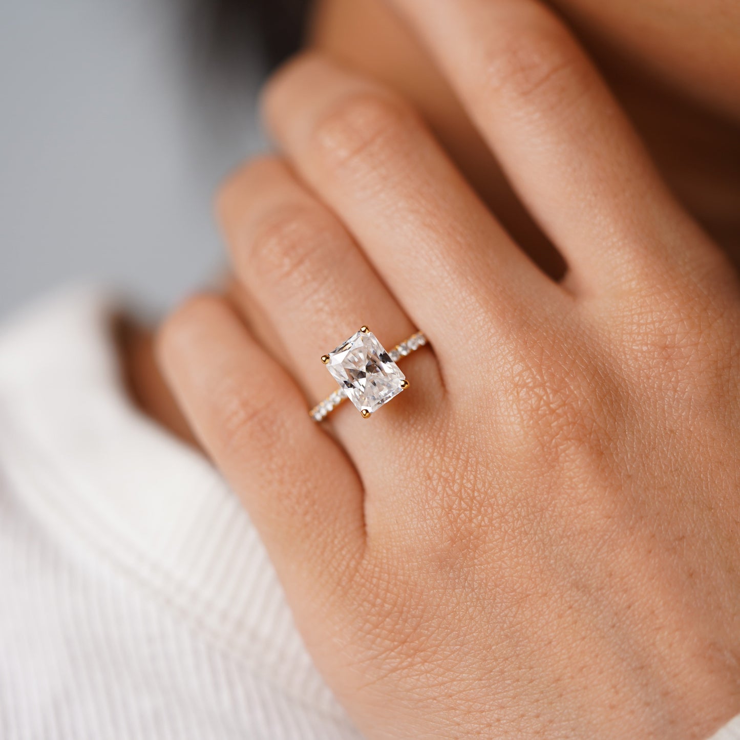 Oval Solitaire Engagement Ring – 2 CT Lab Grown Diamond