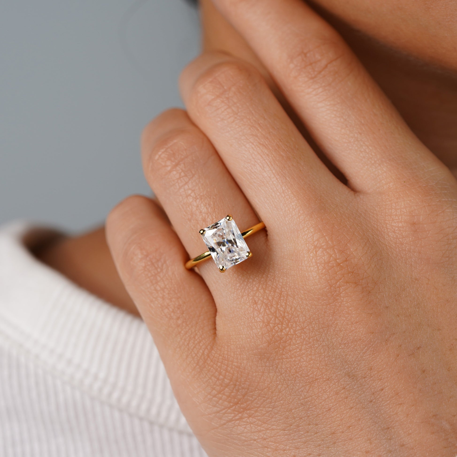 Oval Solitaire Engagement Ring – 2 CT Lab Grown Diamond