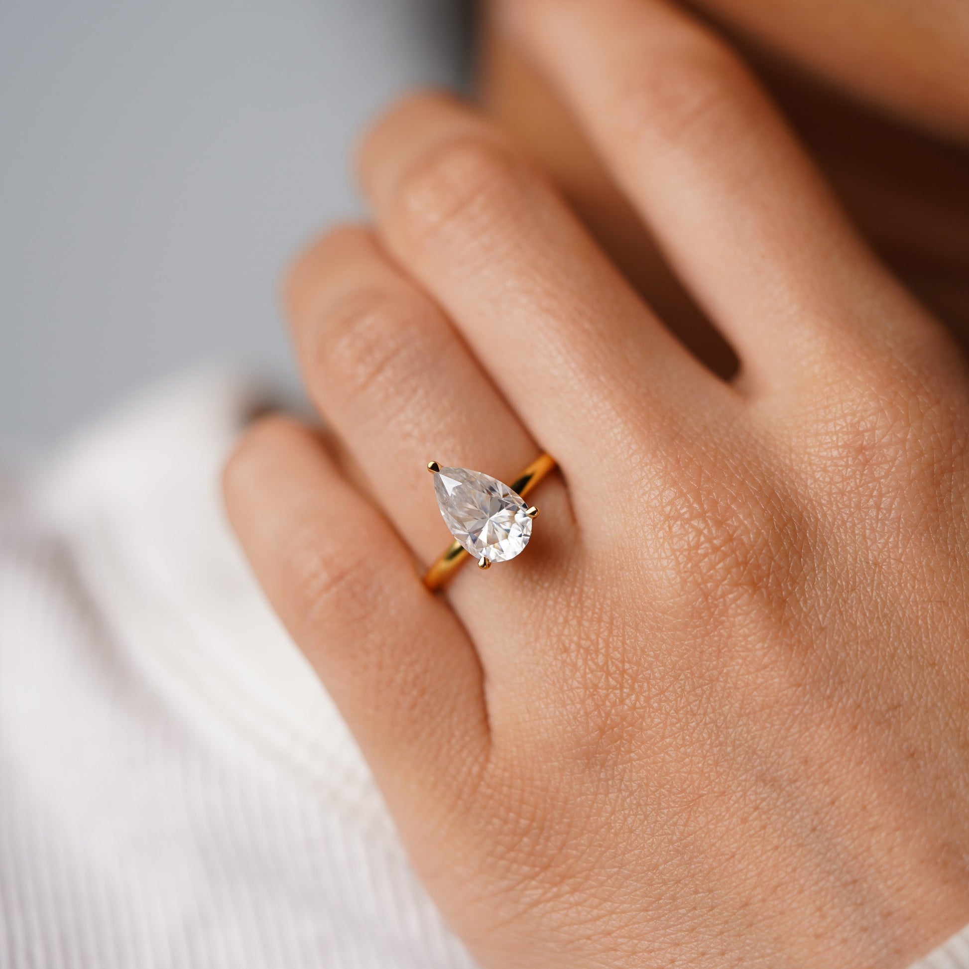 Oval Solitaire Engagement Ring – 2 CT Lab Grown Diamond