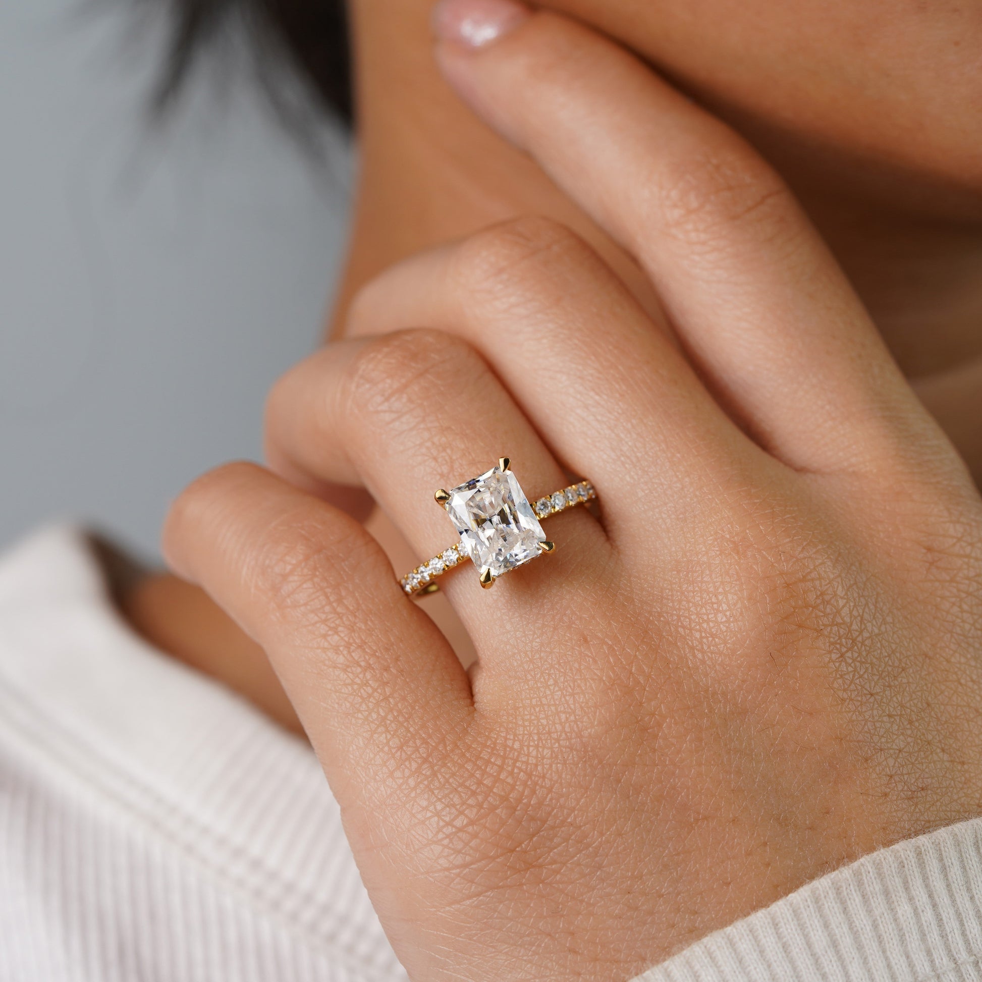 Oval Solitaire Engagement Ring – 2 CT Lab Grown Diamond