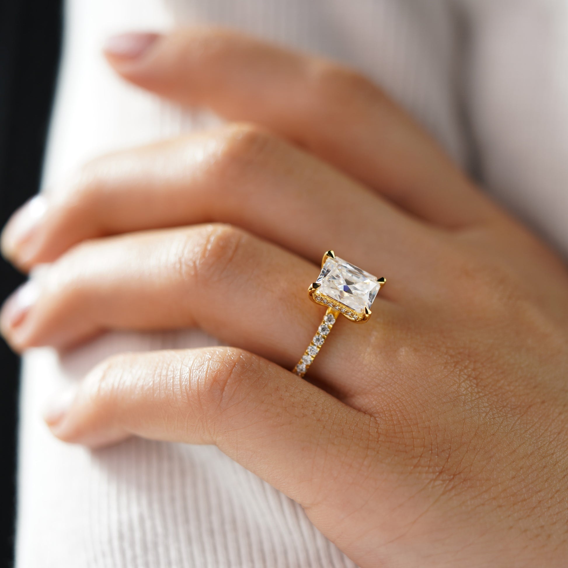Oval Solitaire Engagement Ring – 2 CT Lab Grown Diamond