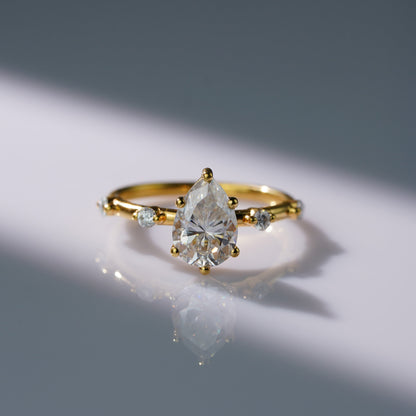 Oval Solitaire Engagement Ring – 2 CT Lab Grown Diamond