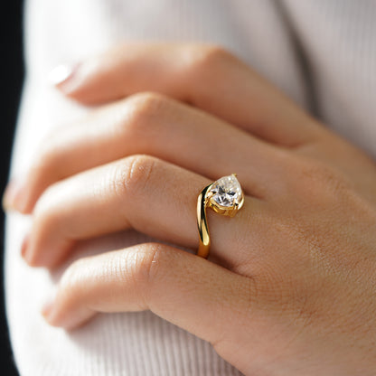 Oval Solitaire Engagement Ring – 2 CT Lab Grown Diamond