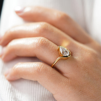 Oval Solitaire Engagement Ring – 2 CT Lab Grown Diamond
