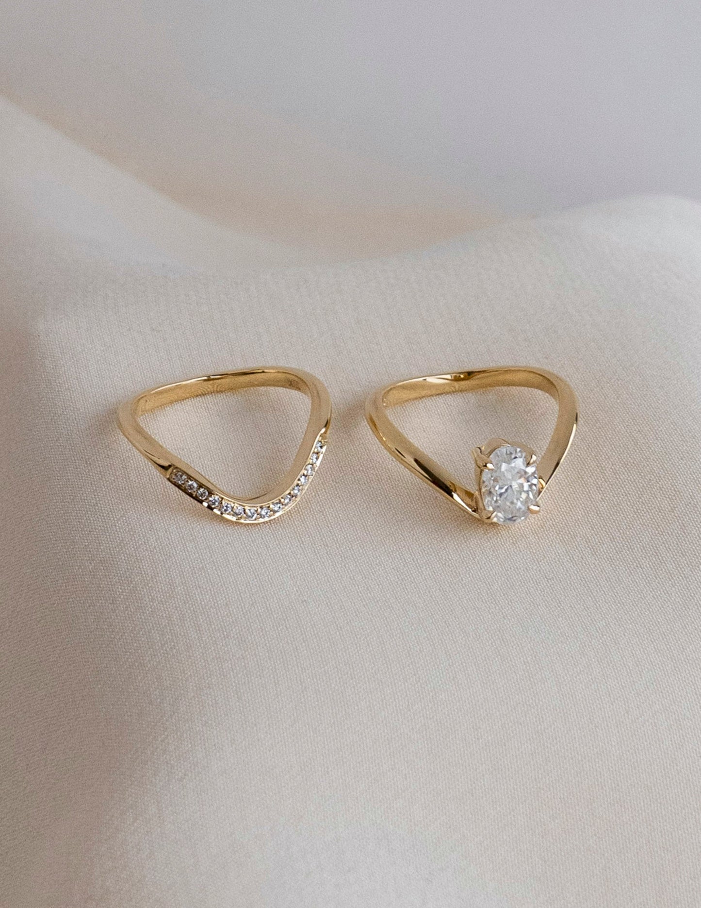 1 CT Oval Cut Solitaire Lab Grown Diamond Ring With Sunrise Styled Wedding Band