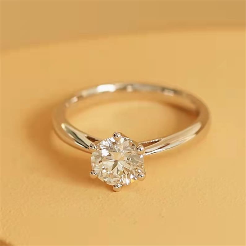 Stunning 1.0 CT Round Cut Moissanite Engagement Ring with Solitaire Design 4
