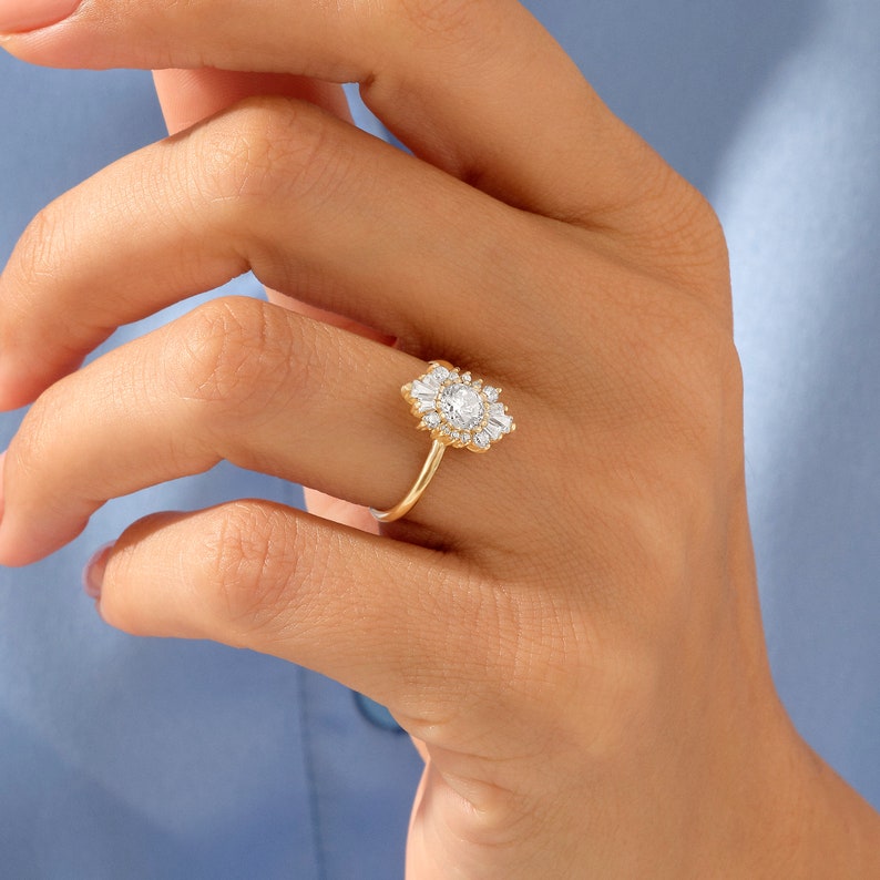 0.8 CT Round Cut Moissanite Cluster Design Engagement Ring